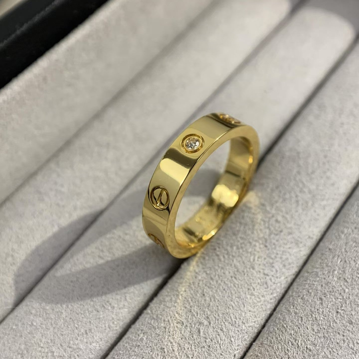 ˇGilded EraˇLOVE RING 4MM 1 DIAMOND GOLD