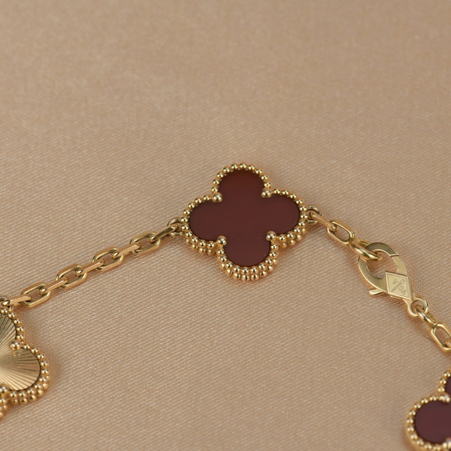 ˇGilded EraˇCLOVER  5 MOTIFS CARNELIAN GOLD BRACELET