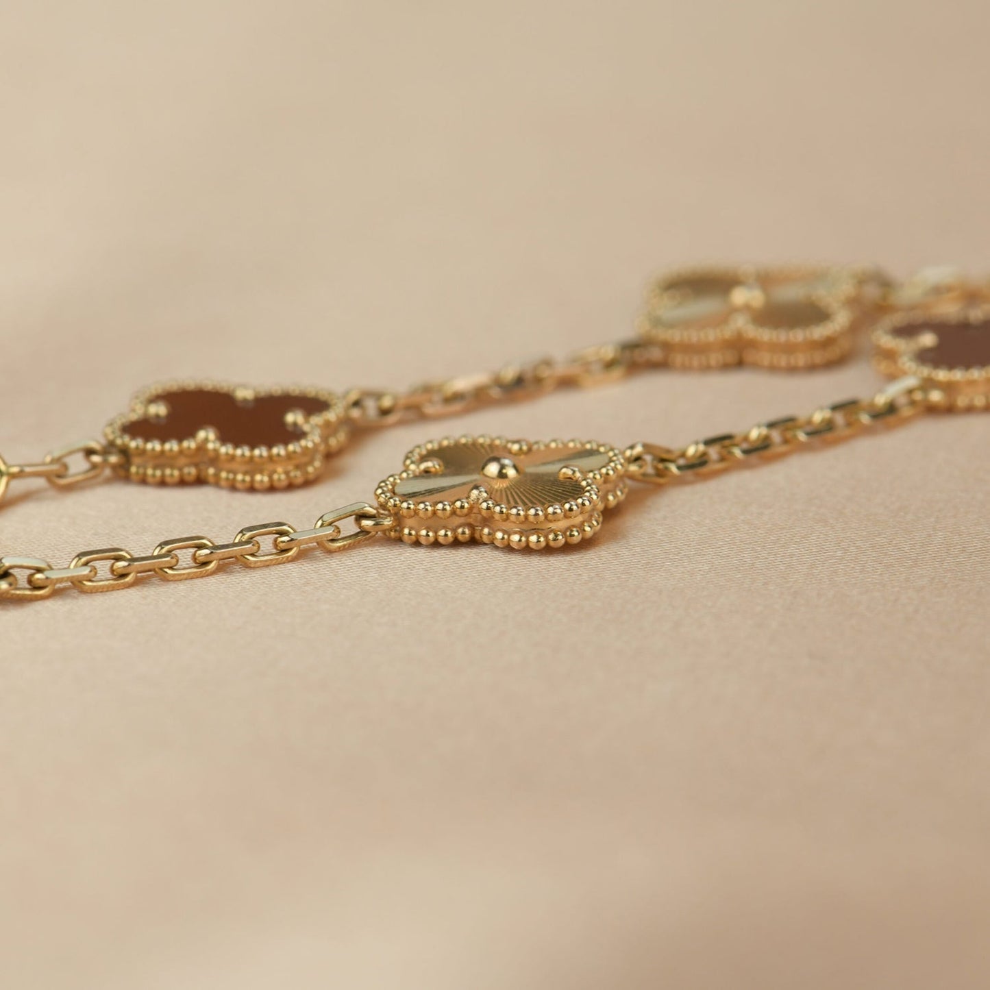 ˇGilded EraˇCLOVER  5 MOTIFS CARNELIAN GOLD BRACELET