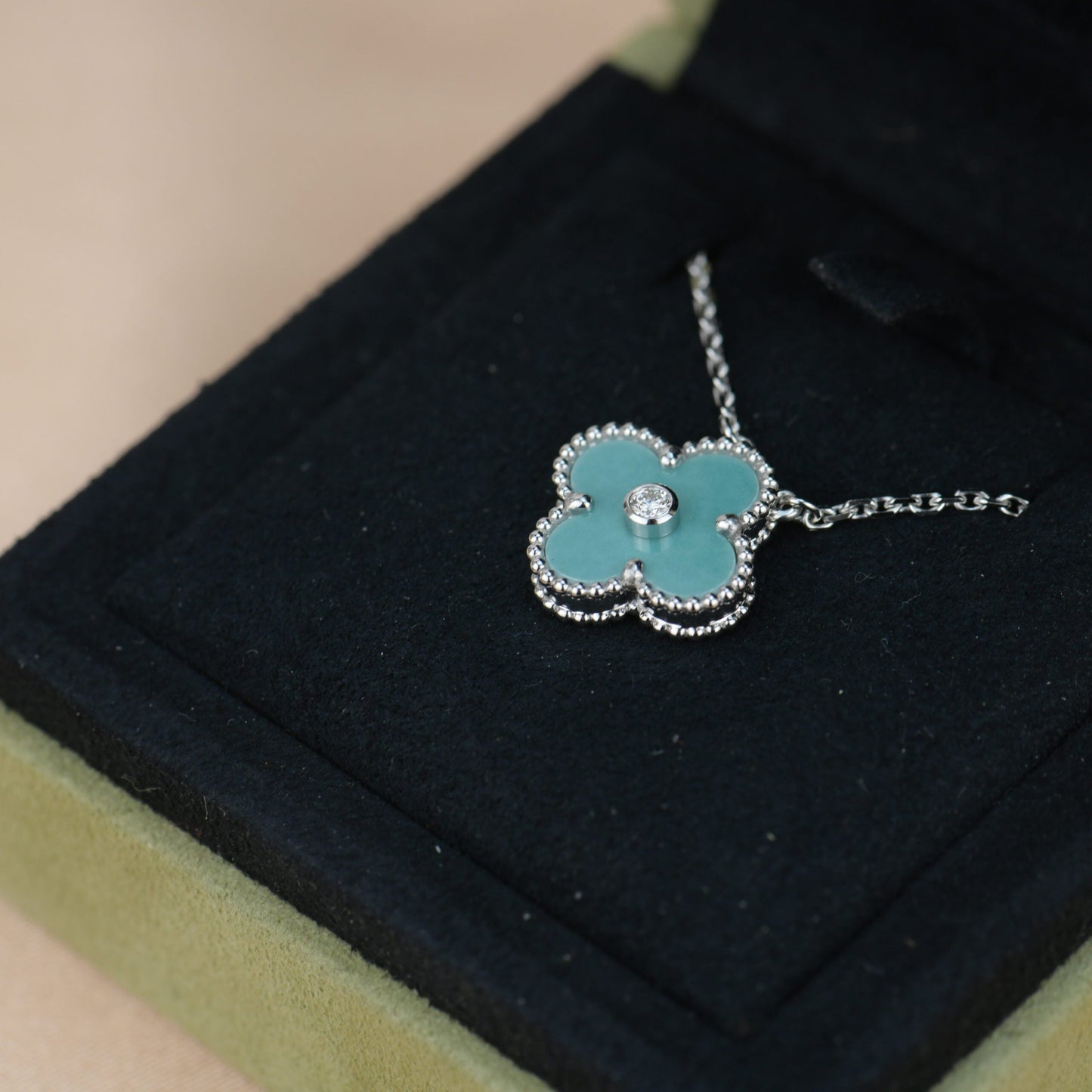 ˇGilded EraˇCLOVER 15MM DIAMOND SVRES PORCELAIN  NECKLACE SILVER