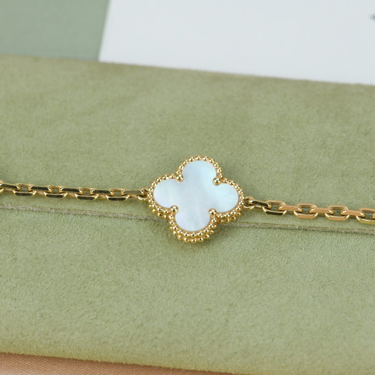 ˇGilded EraˇCLOVER  5 MOTIF WHITE MOP BRACELET