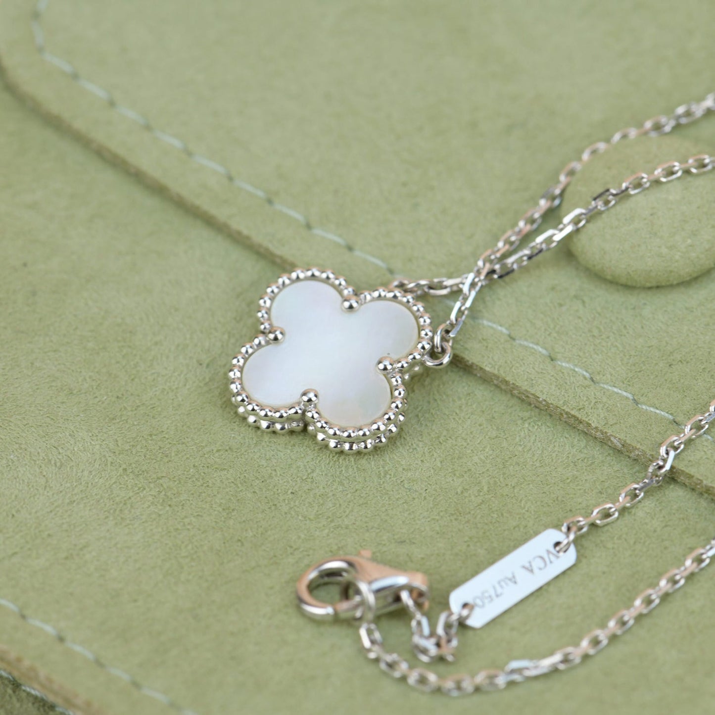 ˇGilded EraˇCLOVER  15MM WHITE MOTHER-OF-PEARL SILVER