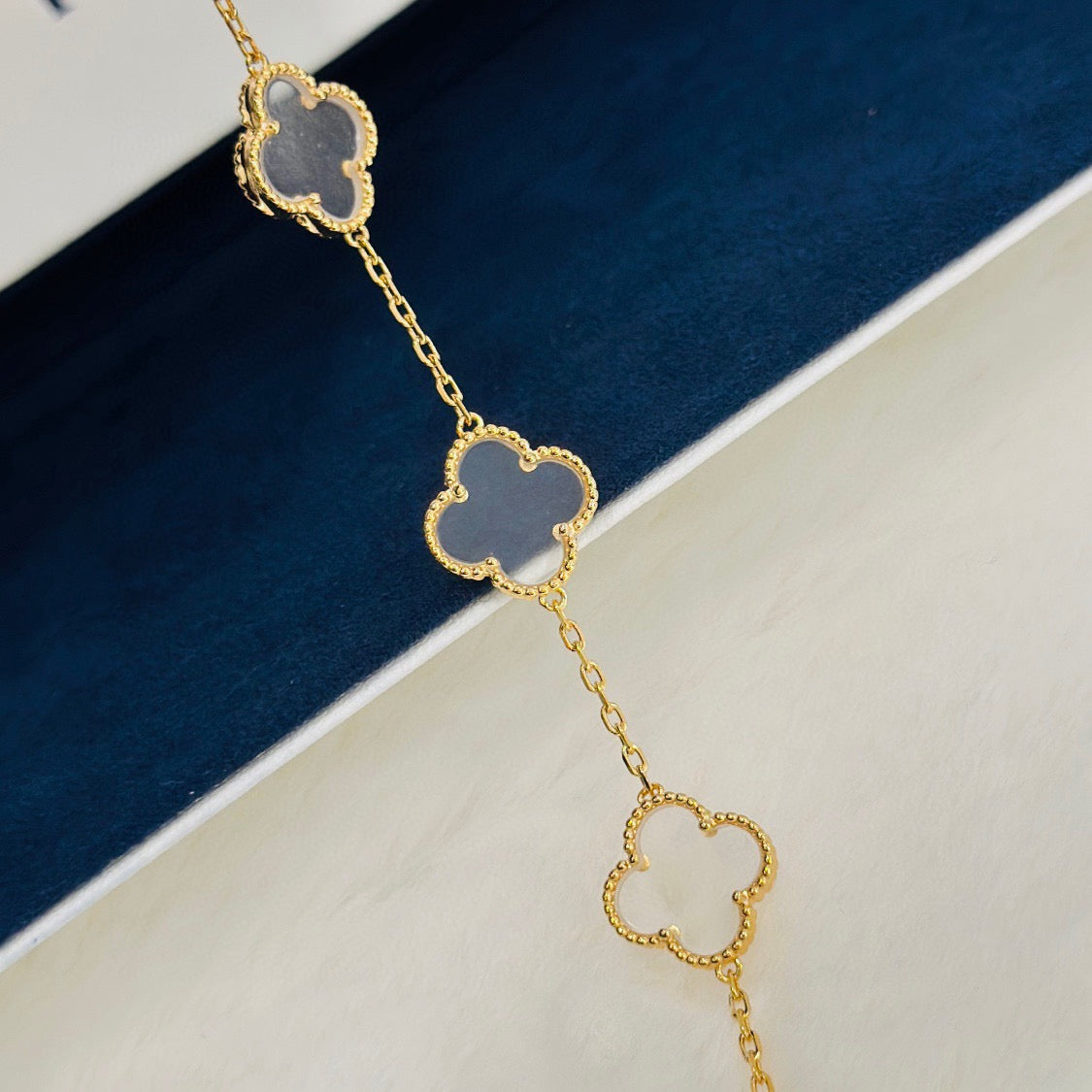 ˇGilded EraˇCLOVER 5 MOTIF ROCK CRYSTAL PINK GOLD BRACELET