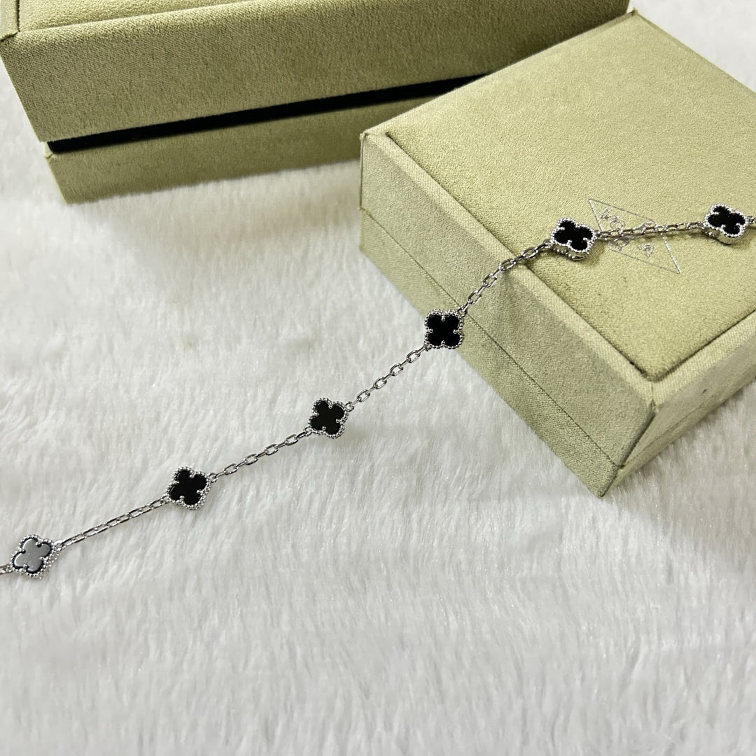 ˇGilded EraˇCLOVER 6 MOTIF  ONYXS BRACELET