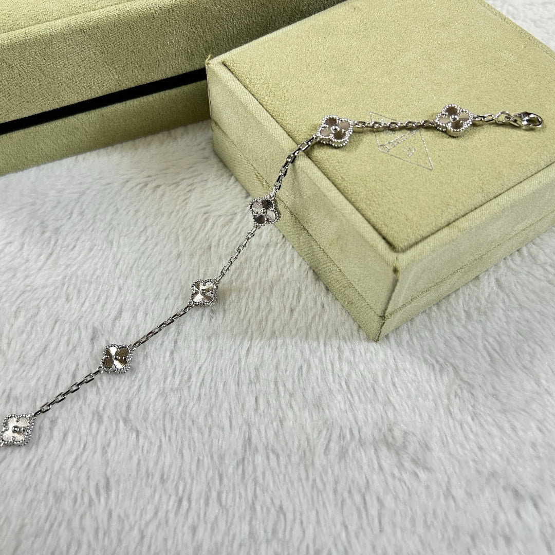 ˇGilded EraˇCLOVER 6 MOTIF DIAMOND BRACELET