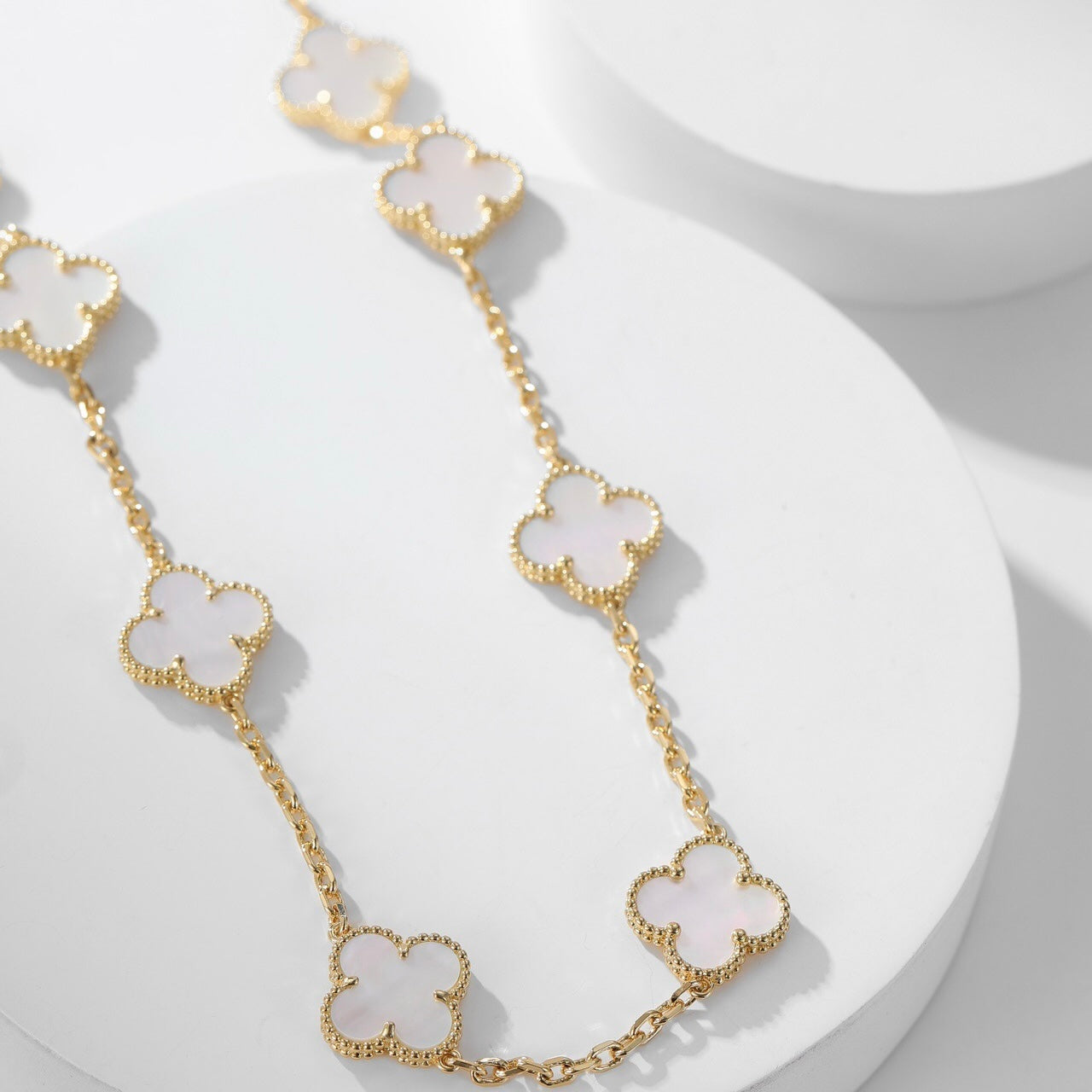 ˇGilded EraˇCLOVER 10 MOTIFS WHITE MOTHER OF PEARL NECKLACE