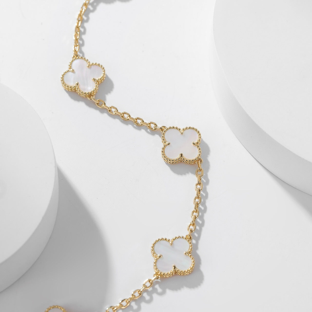 ˇGilded EraˇCLOVER 10 MOTIFS WHITE MOTHER OF PEARL NECKLACE