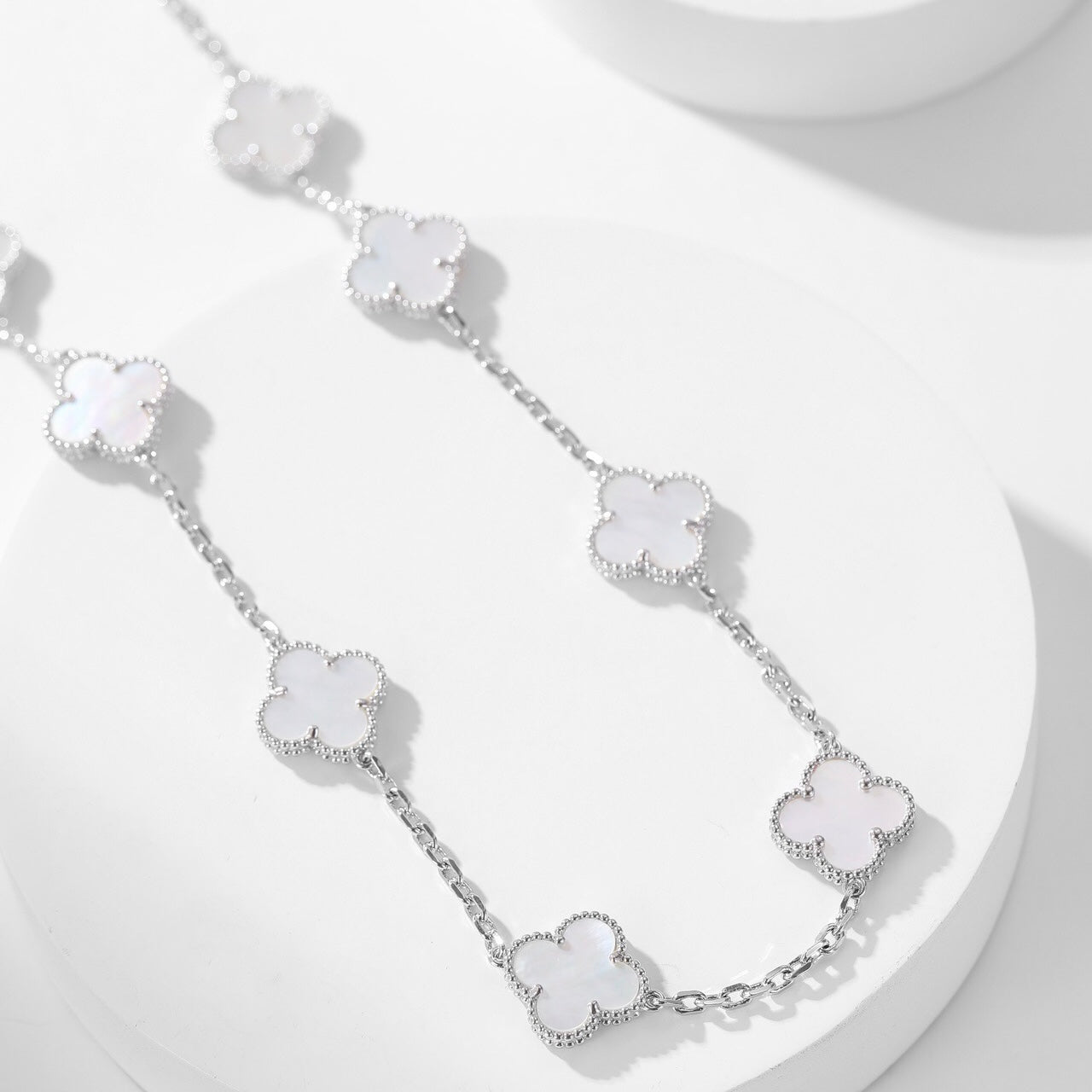 ˇGilded EraˇCLOVER 10 MOTIFS WHITE MOTHER OF PEARL NECKLACE
