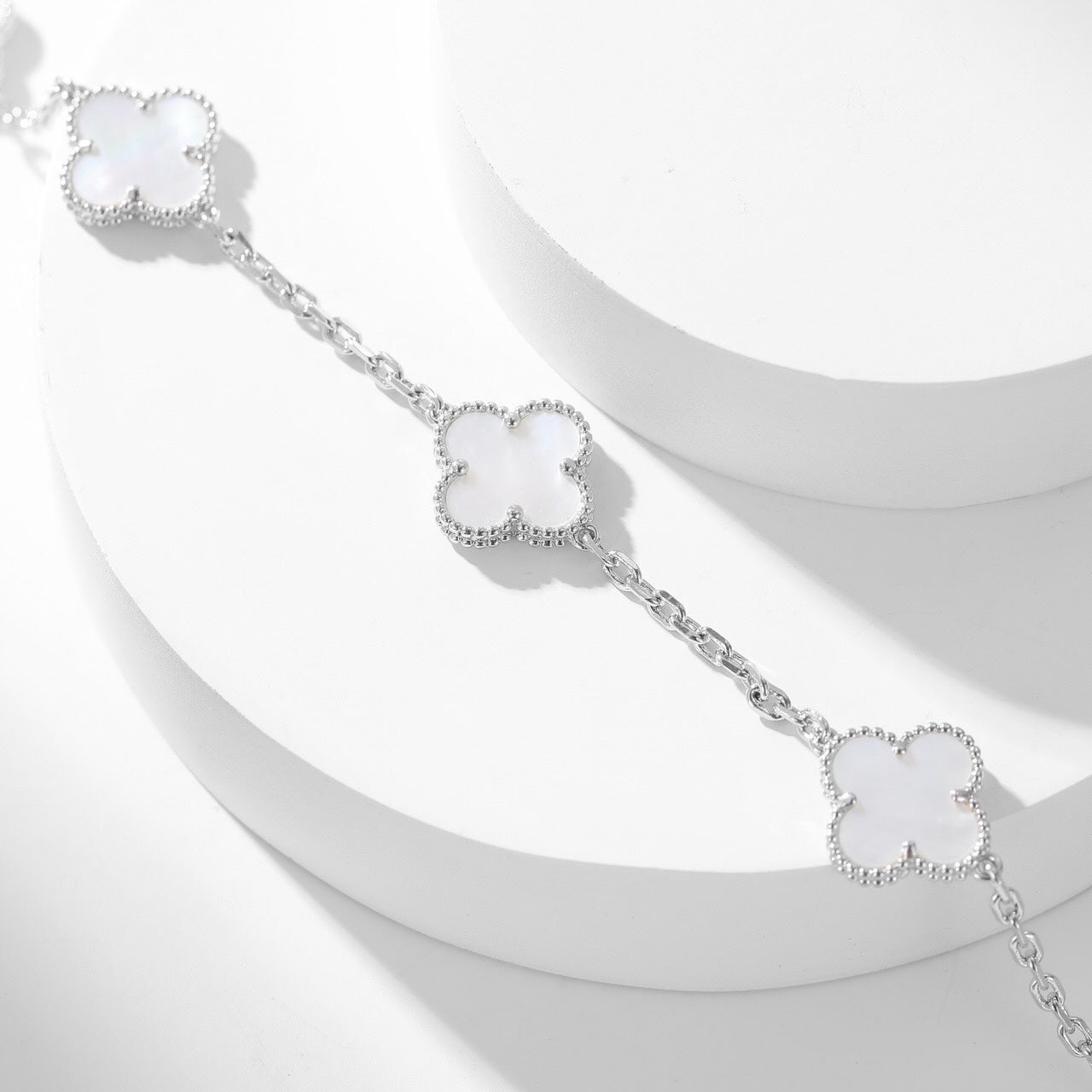 ˇGilded EraˇCLOVER 10 MOTIFS WHITE MOTHER OF PEARL NECKLACE