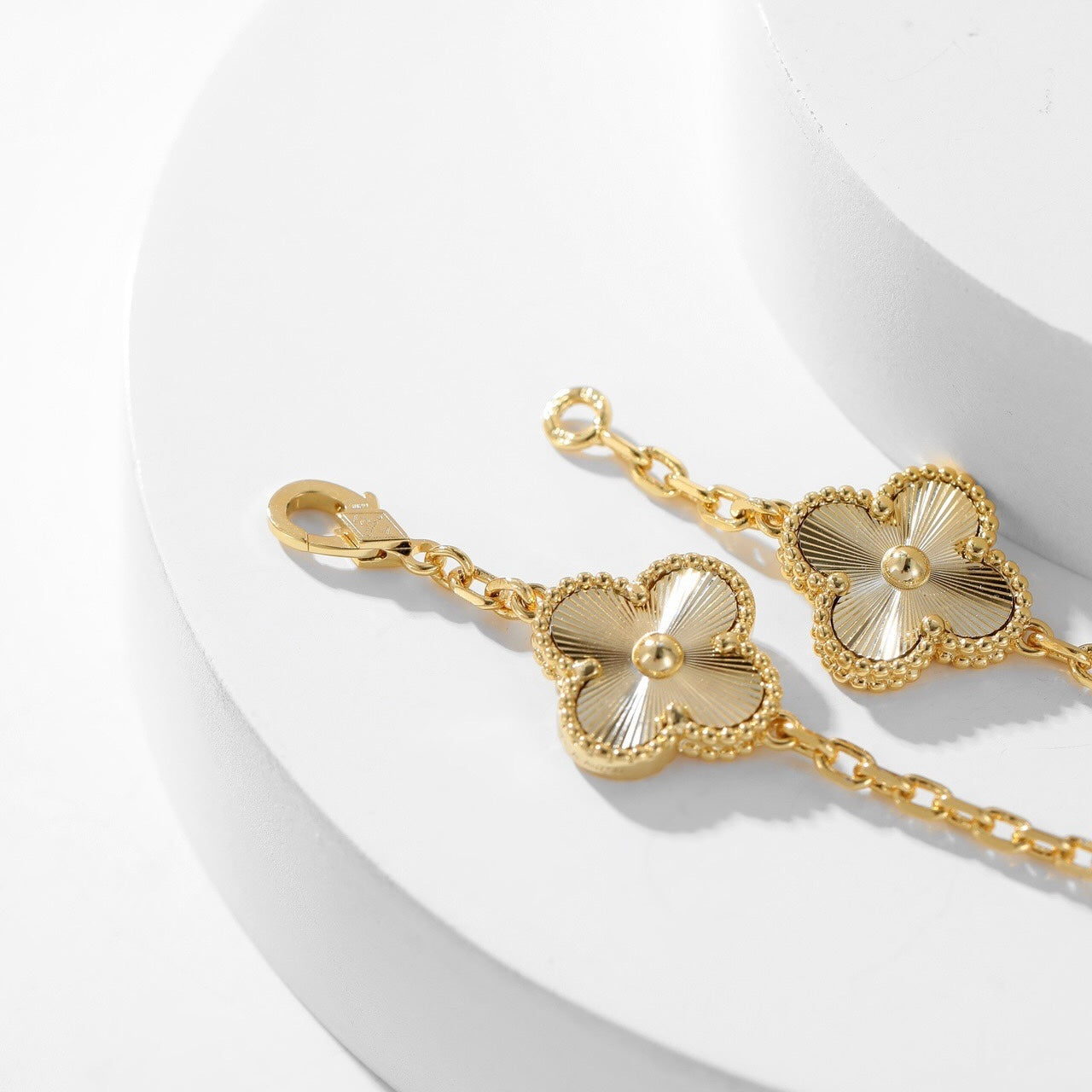 ˇGilded EraˇCLOVER 10 MOTIFS LASER NECKLACE