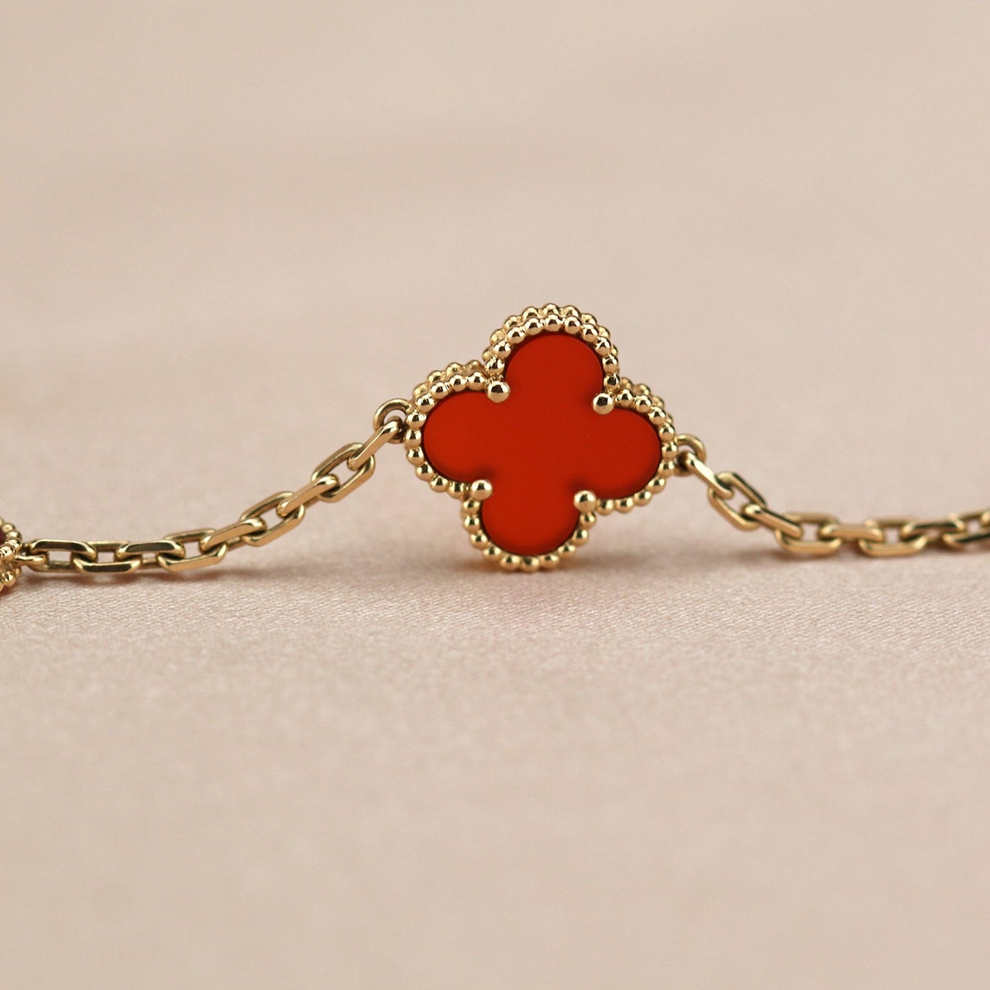 ˇGilded EraˇCLOVER 5 MOTIFS RED AGATE  BRACELET