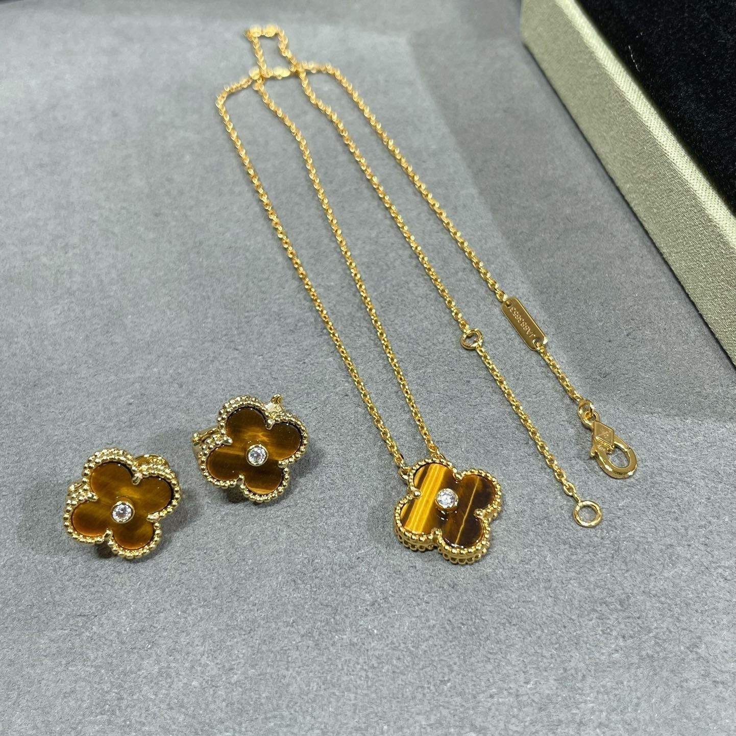 ˇGilded EraˇCLOVER 15MM DIAMOND AND YELLOW TIGER'S EYE AGATE necklace
