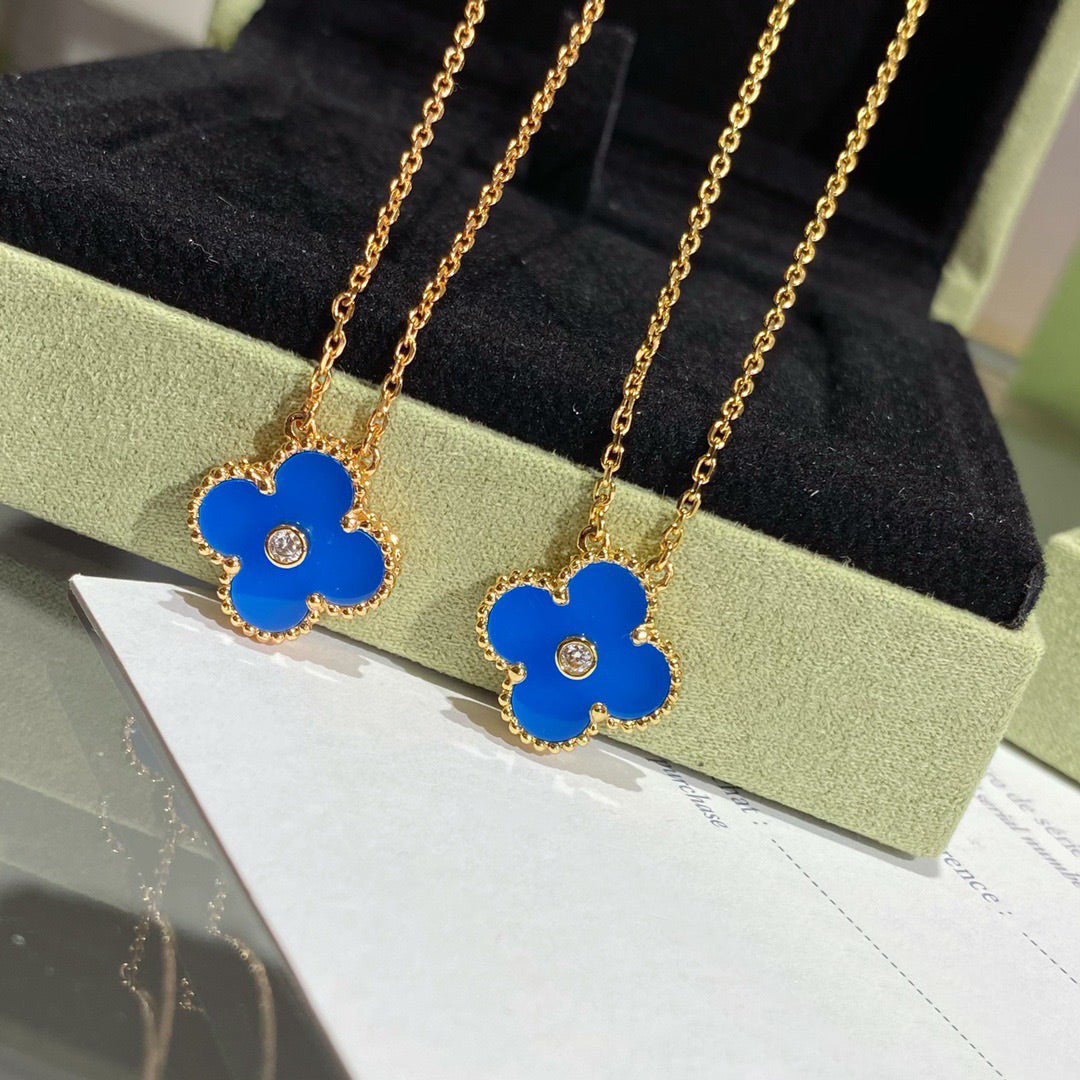 ˇGilded EraˇCLOVER 15MM DIAMOND AND BLUE AGATE NECKLACE