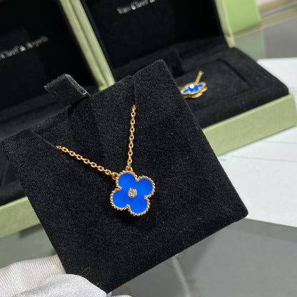 ˇGilded EraˇCLOVER 15MM DIAMOND AND BLUE AGATE NECKLACE