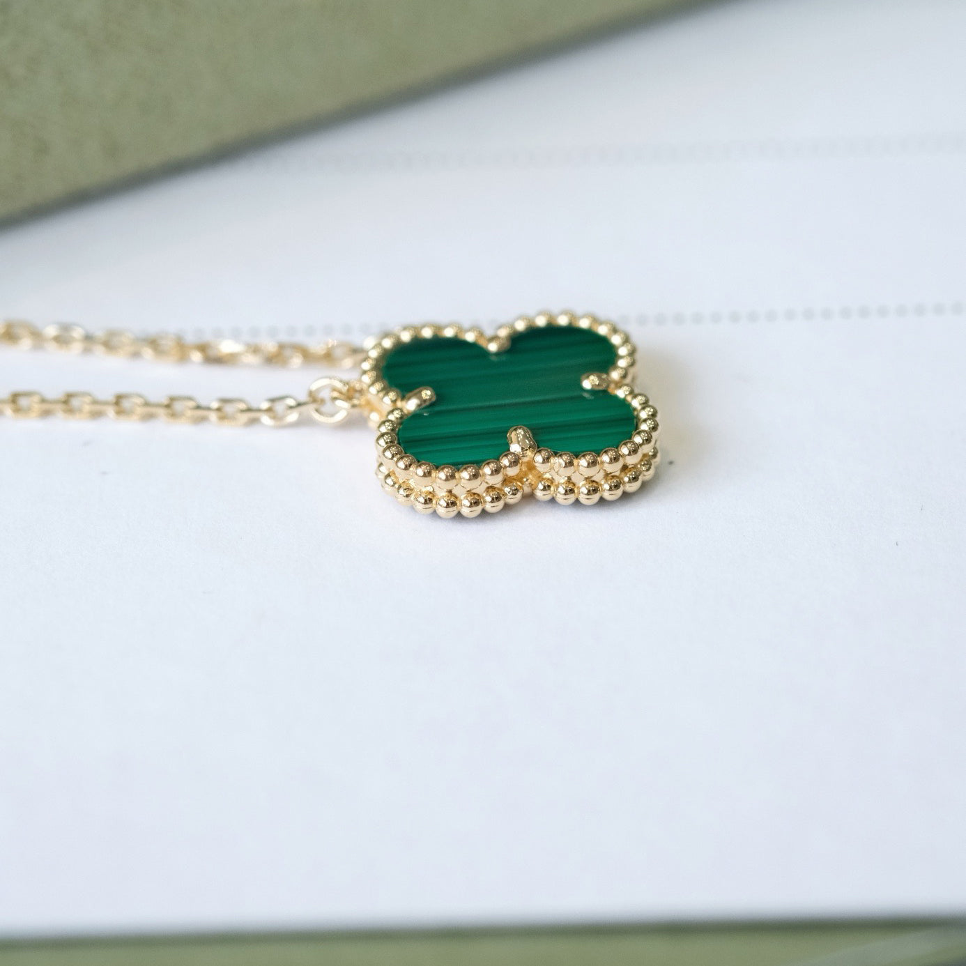 ˇGilded EraˇCLOVER 15MM MALACHITE SINGLE FLOWER  NECKLACE