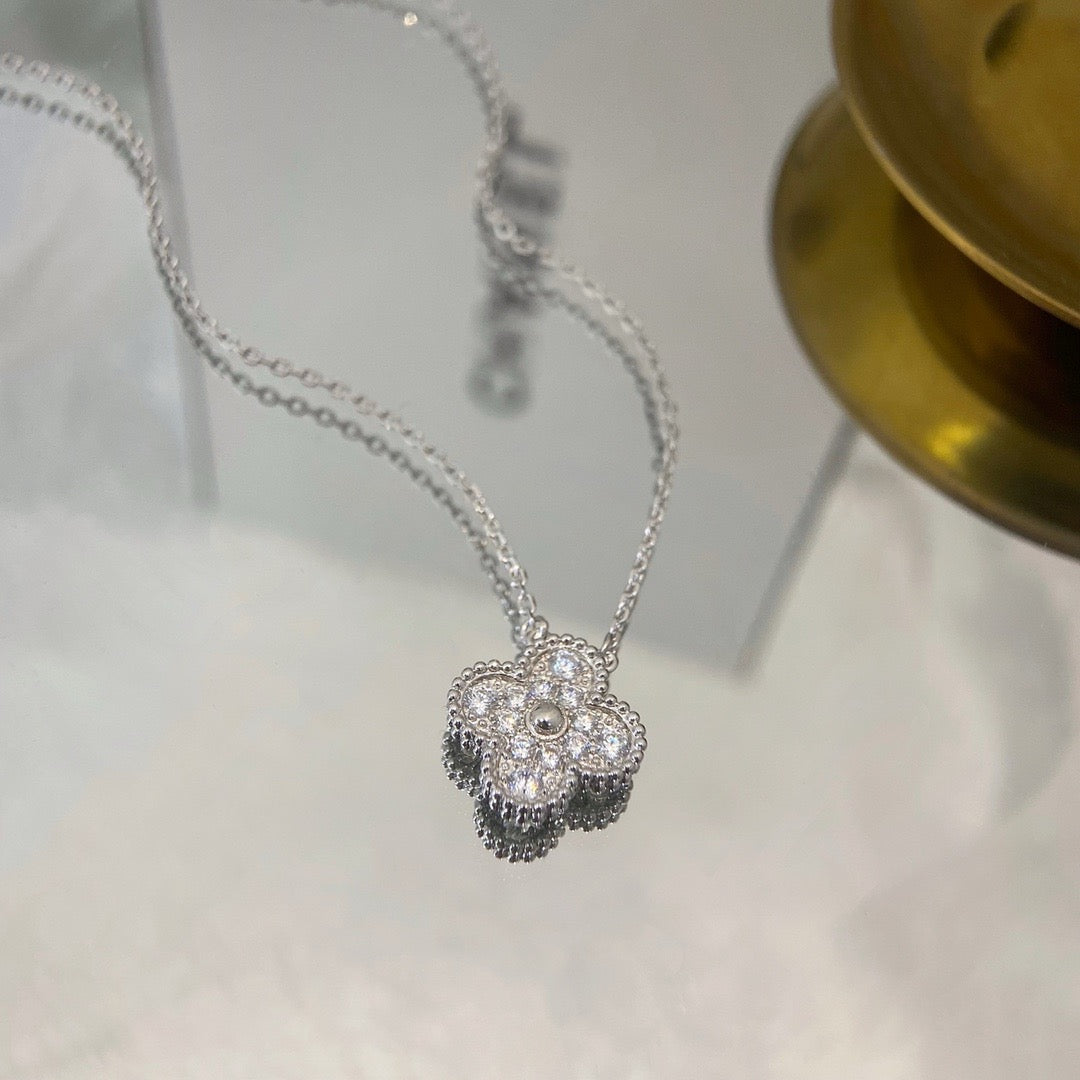 ˇGilded EraˇCLOVER 15MM DIAMOND SINGLE FLOWER NECKLACE