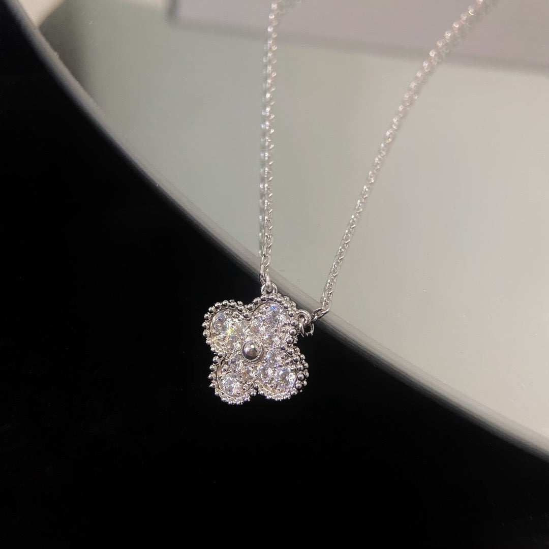 ˇGilded EraˇCLOVER 15MM DIAMOND SINGLE FLOWER NECKLACE
