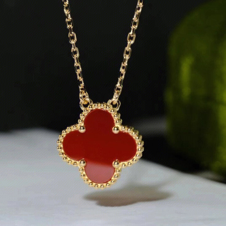 ˇGilded EraˇCLOVER 15MM CARNELIAN SINGLE FLOWER NECKLACE