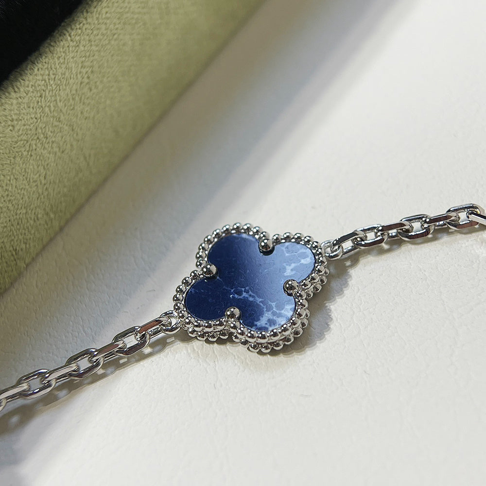 ˇGilded EraˇCLOVER 5 MOTIF PIETERSITE SILVER BRACELET