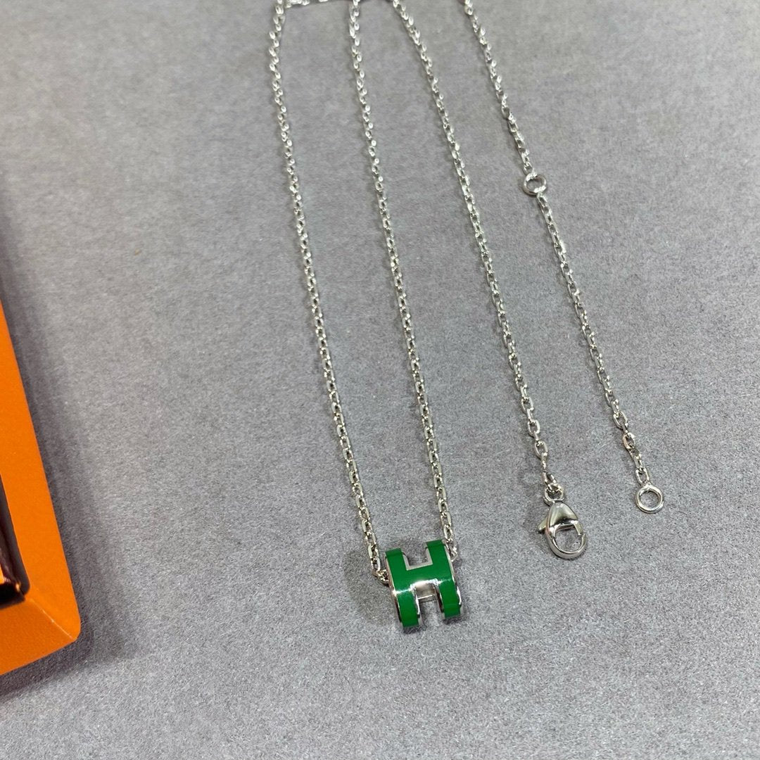 ˇGilded EraˇPOP H GREEN NECKLACE SILVER AND GOLD