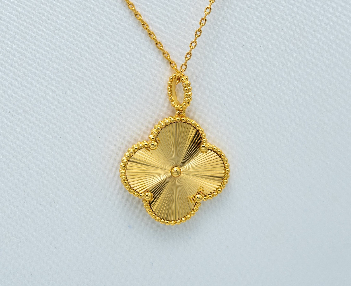 ˇGilded EraˇCLOVER 25MM PEDANT NECKLACE GOLD