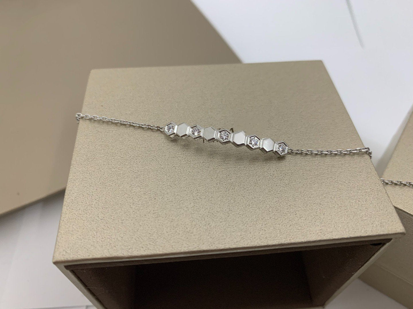 ˇGilded EraˇBEE LOVE BRACELET DIAMOND
