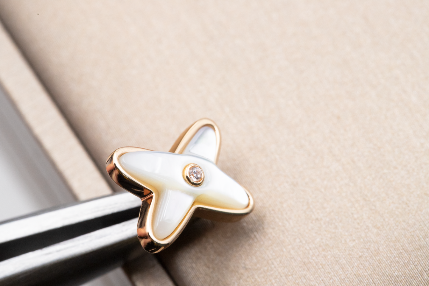 ˇGilded EraˇJEUX DE WHITE MOP ROSE GOLD DIAMOND EARRINGS