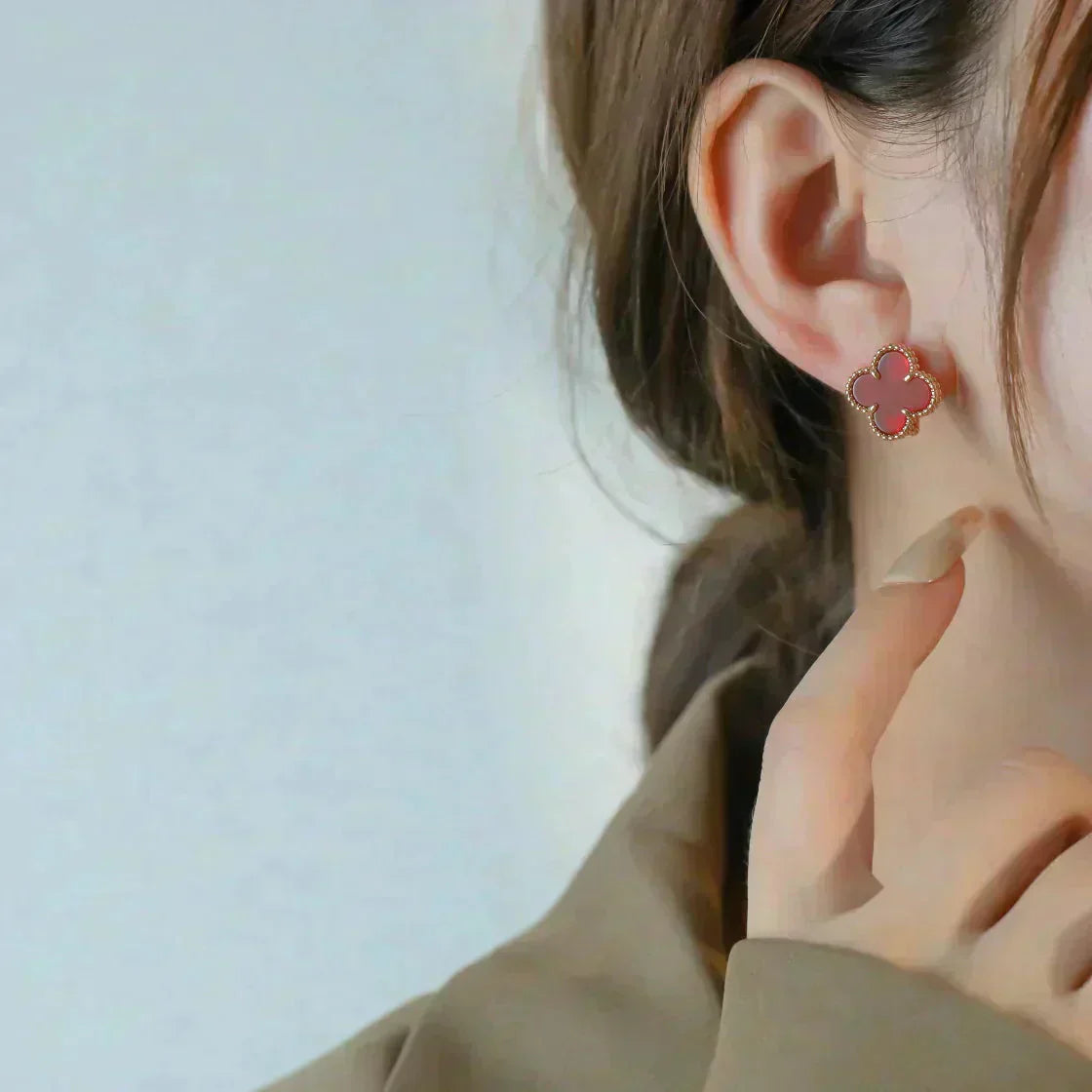 ˇGilded EraˇCLOVER MEDIUM 1 MOTIFS CARNELIAN  EARRINGS