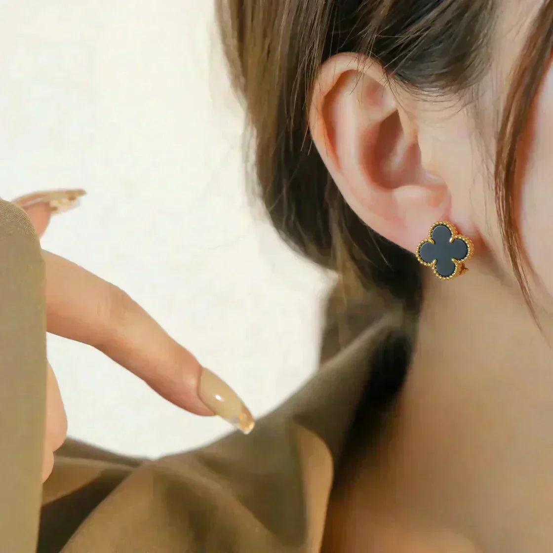 ˇGilded EraˇCLOVER MEDIUM 1 MOTIFS  ONYX STUD EARRINGS