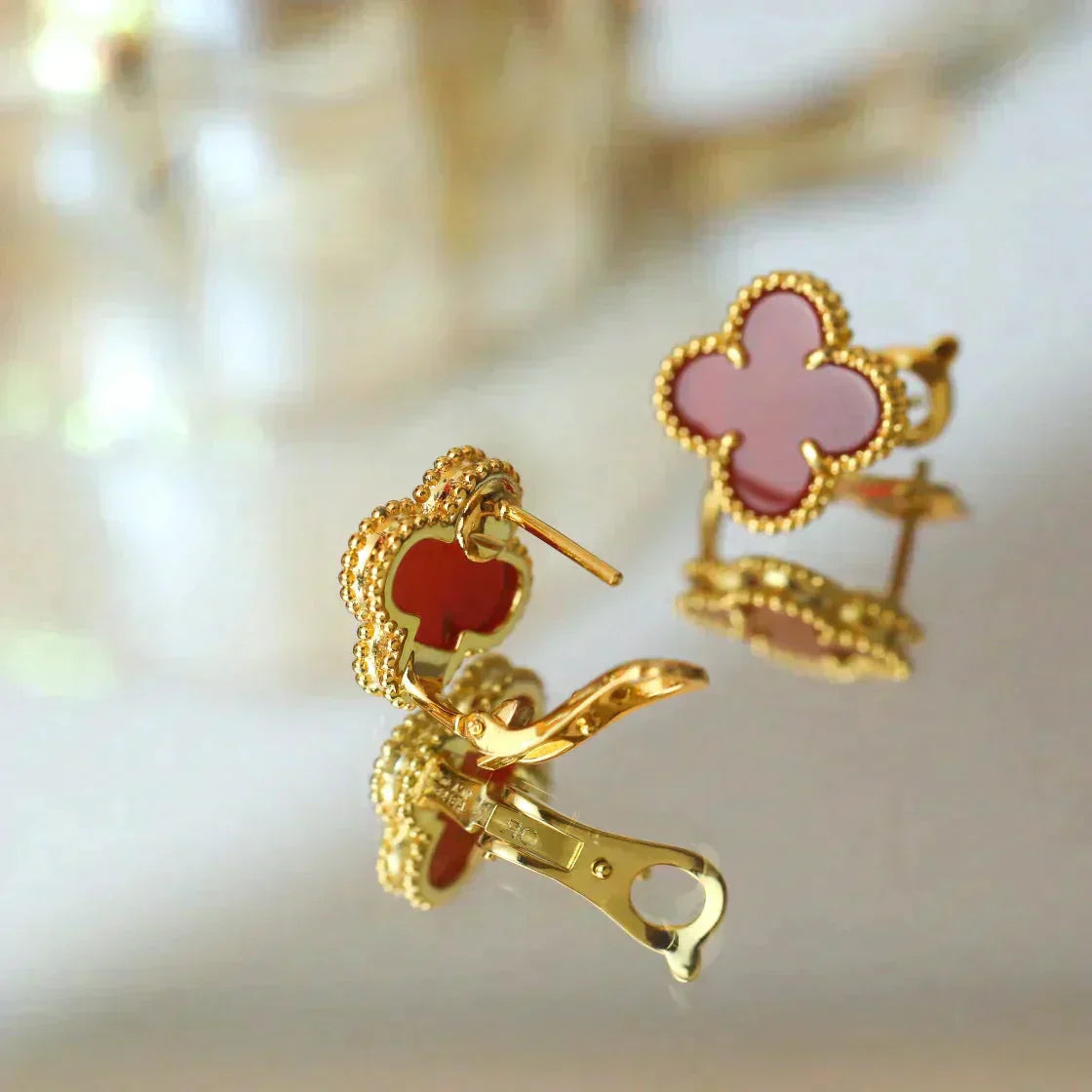ˇGilded EraˇCLOVER MEDIUM 1 MOTIFS CARNELIAN  EARRINGS