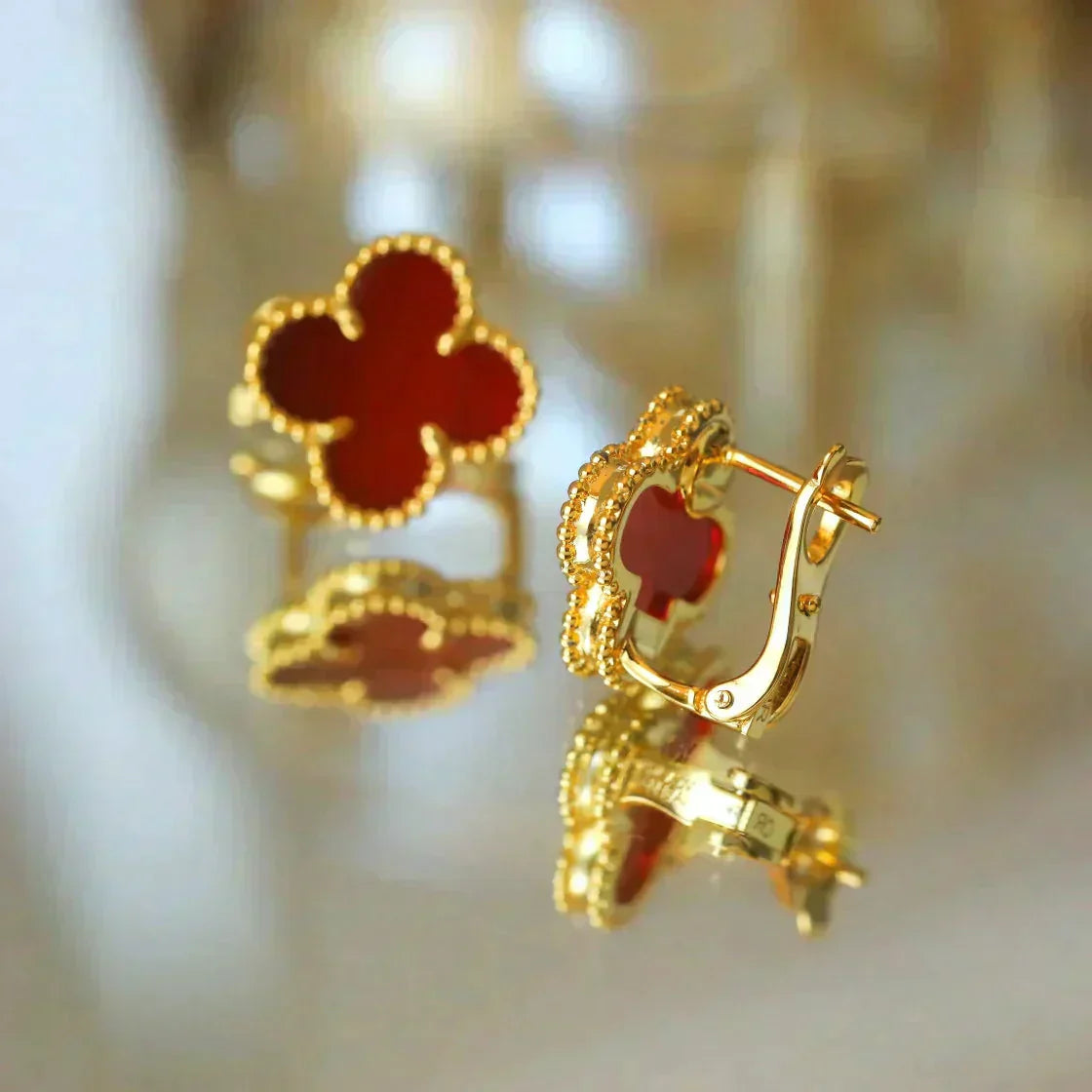 ˇGilded EraˇCLOVER MEDIUM 1 MOTIFS CARNELIAN  EARRINGS