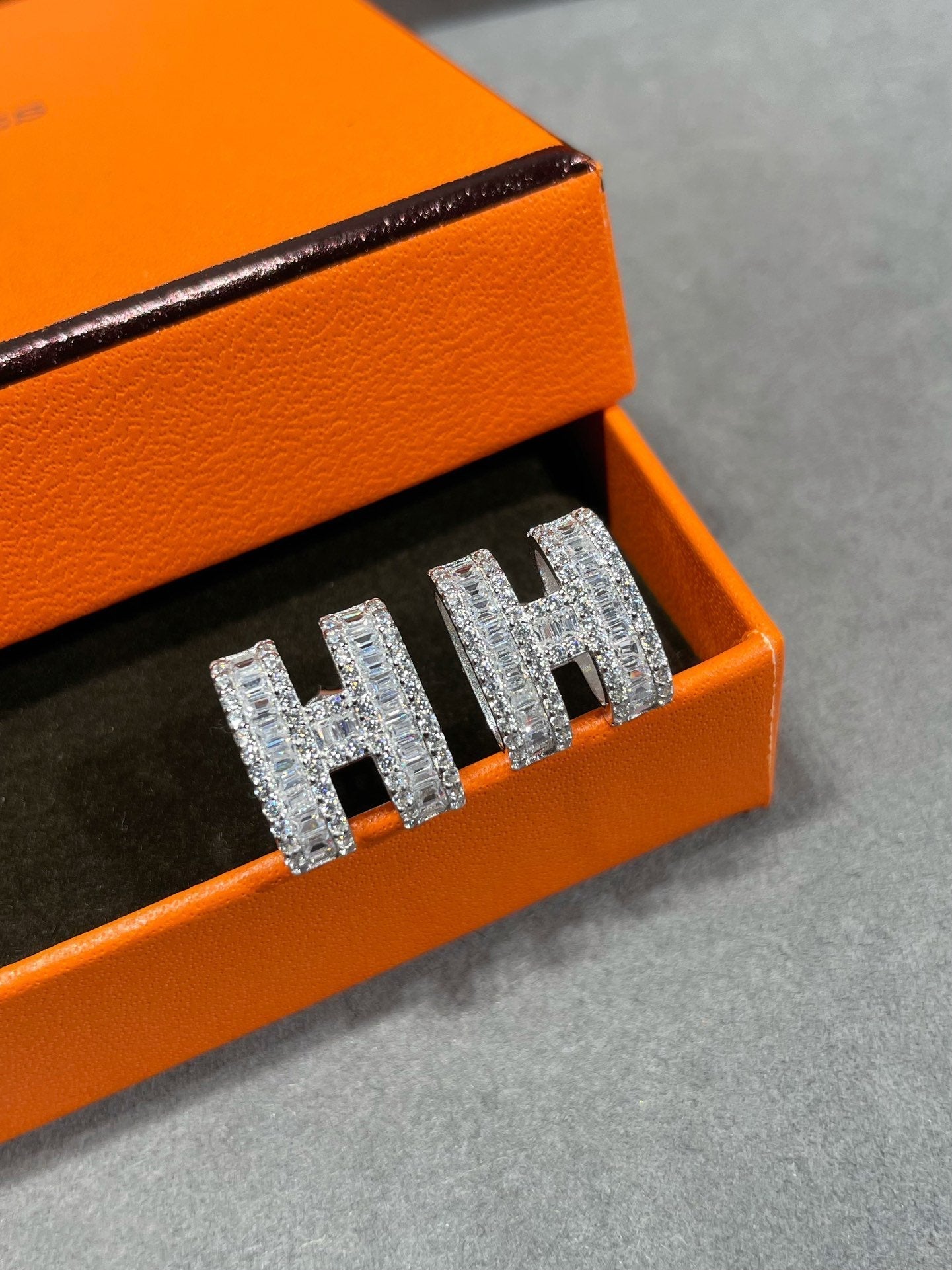 ˇGilded EraˇH STUD EARRINGS WITH SILVER DIAMONDS
