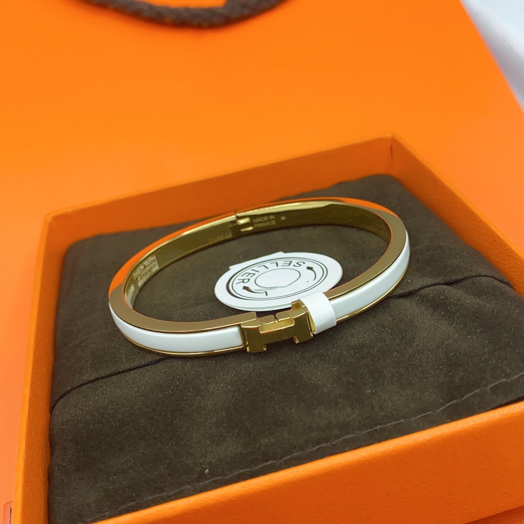 ˇGilded EraˇCLASSIC HM CLIC WHITE 8MM ENAMEL BRACELET