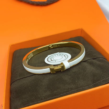 ˇGilded EraˇCLASSIC HM CLIC WHITE 8MM ENAMEL BRACELET