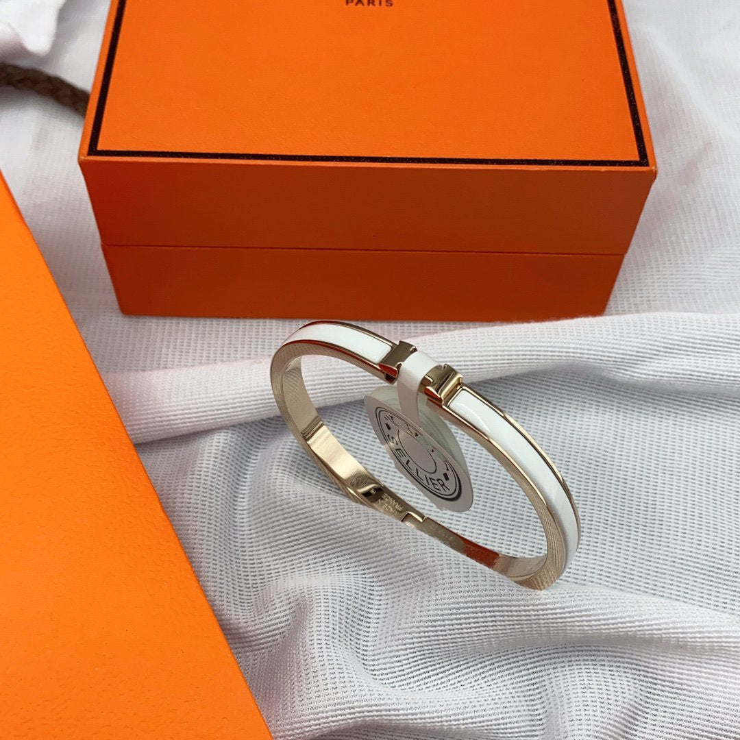 ˇGilded EraˇCLASSIC HM CLIC WHITE 8MM ENAMEL BRACELET