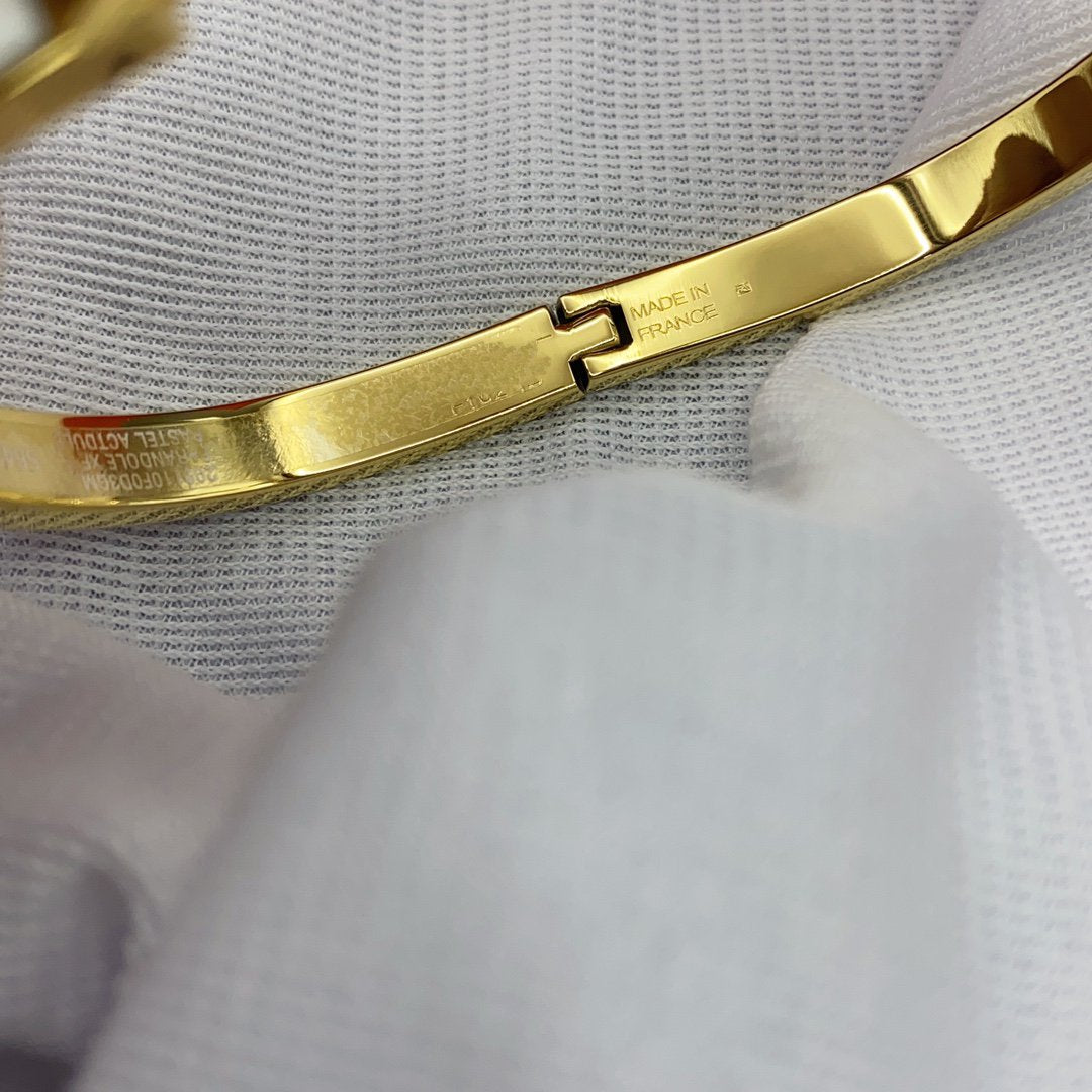 ˇGilded EraˇCLASSIC HM CLIC WHITE 8MM ENAMEL BRACELET