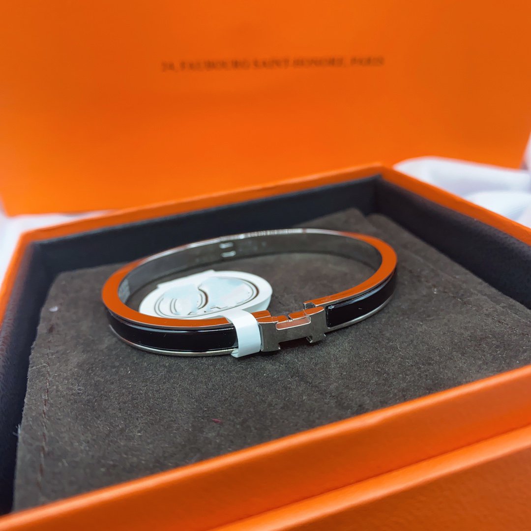 ˇGilded EraˇCLASSIC HM CLIC BLACK 8MM ENAMEL BRACELET