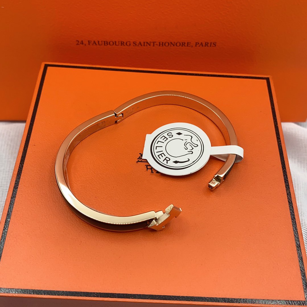 ˇGilded EraˇCLASSIC HM CLIC BLACK 8MM ENAMEL BRACELET