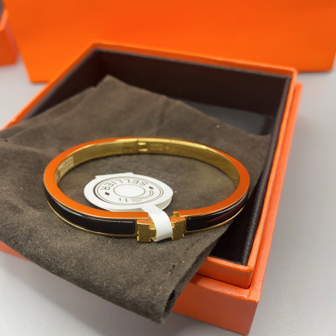ˇGilded EraˇCLASSIC HM CLIC BLACK 8MM ENAMEL BRACELET