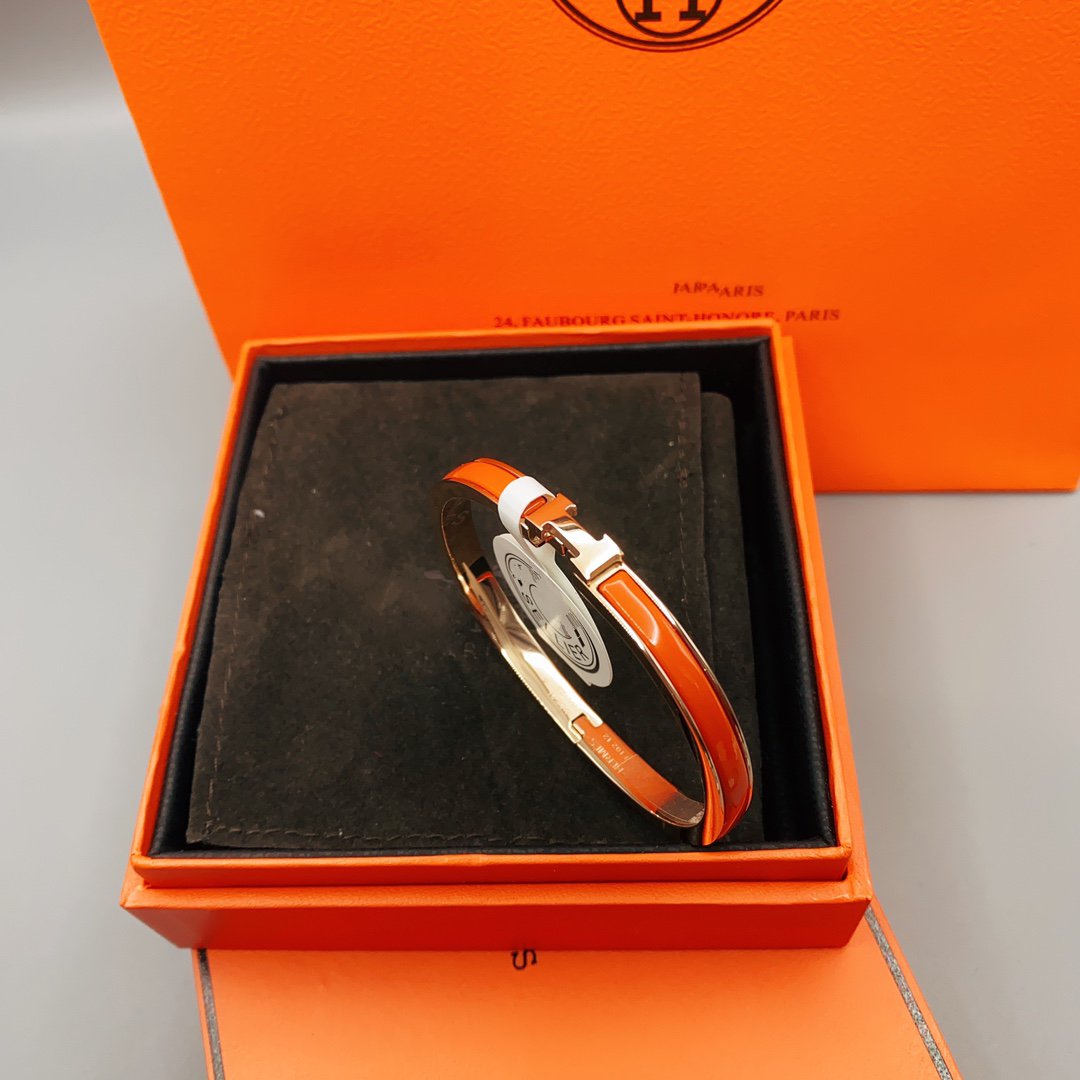 ˇGilded EraˇCLASSIC HM CLIC RED 8MM ENAMEL BRACELET