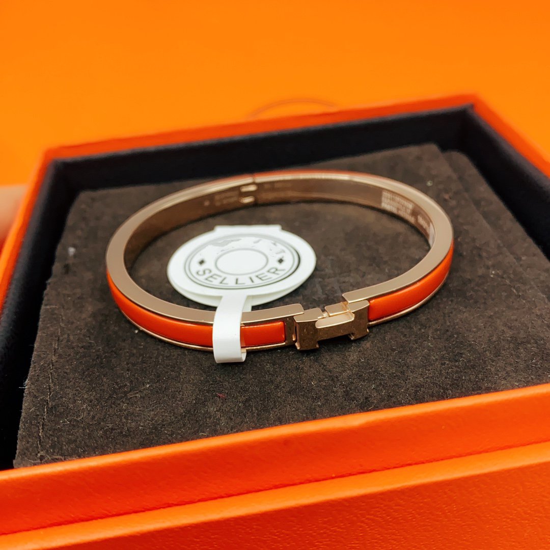 ˇGilded EraˇCLASSIC HM CLIC RED 8MM ENAMEL BRACELET