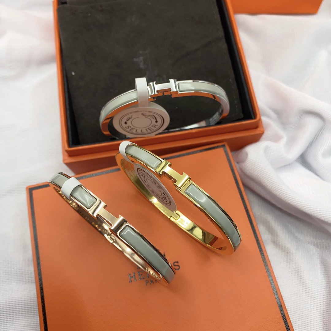 ˇGilded EraˇCLASSIC HM CLIC GREEN 8MM ENAMEL BRACELET