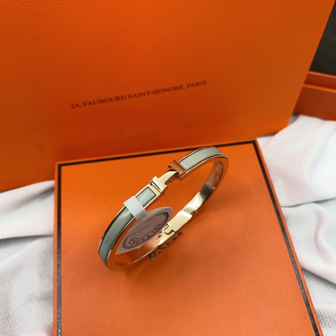 ˇGilded EraˇCLASSIC HM CLIC GREEN 8MM ENAMEL BRACELET