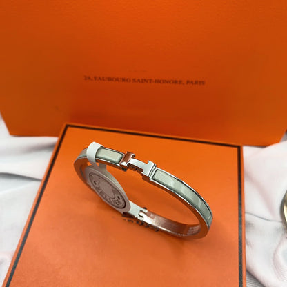 ˇGilded EraˇCLASSIC HM CLIC GREEN 8MM ENAMEL BRACELET