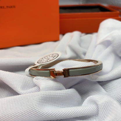 ˇGilded EraˇCLASSIC HM CLIC GREEN 8MM ENAMEL BRACELET