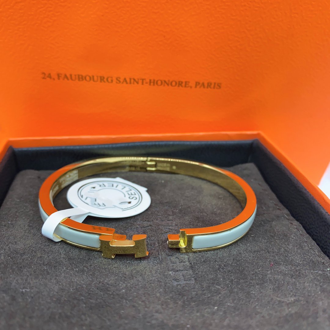 ˇGilded EraˇCLASSIC HM CLIC GREEN 8MM ENAMEL BRACELET