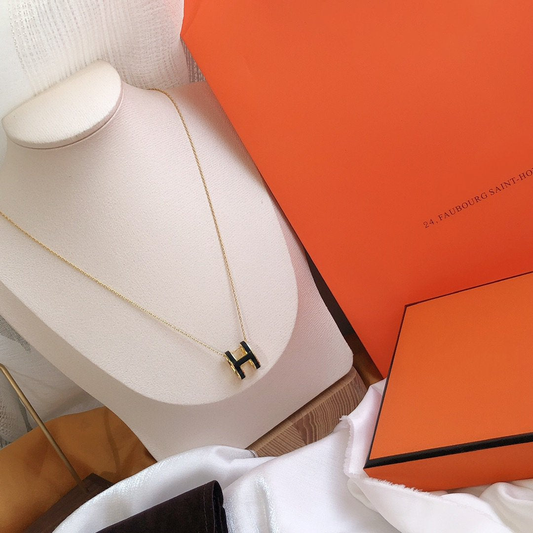 ˇGilded EraˇHM CLIC BLACK ENAMEL GOLD NECKLACE