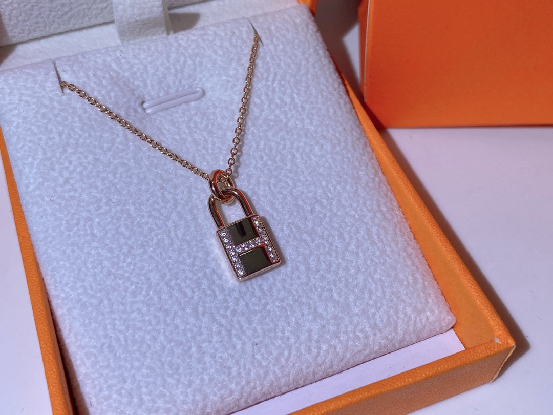 ˇGilded EraˇHM ADVANCED NICHE LOCK HEAD NECKLACE DIAMONDS