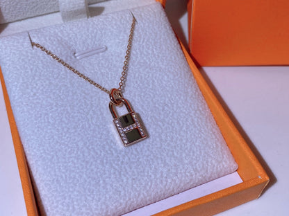 ˇGilded EraˇHM ADVANCED NICHE LOCK HEAD NECKLACE DIAMONDS