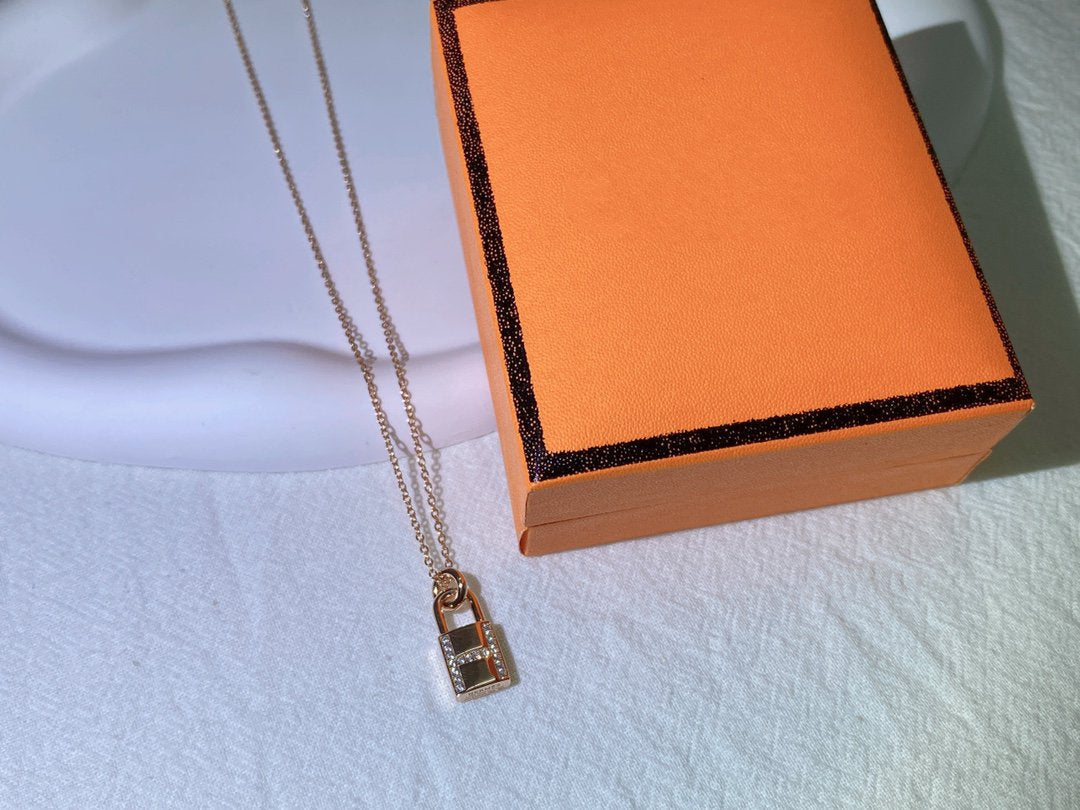 ˇGilded EraˇHM ADVANCED NICHE LOCK HEAD NECKLACE DIAMONDS
